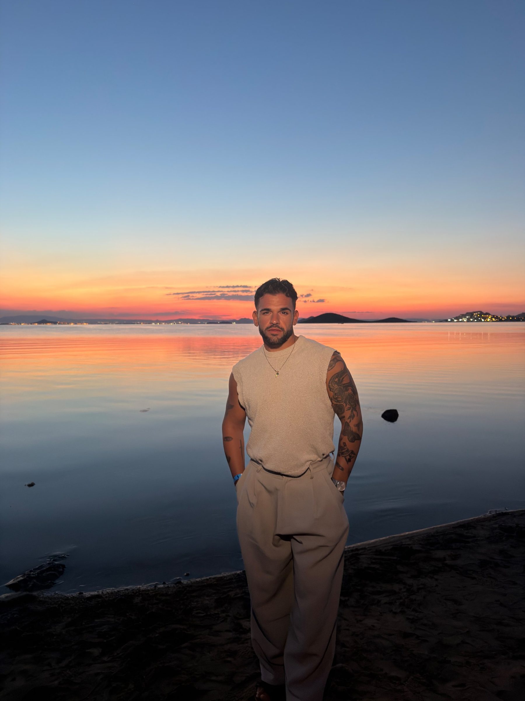 Christian Francés al atardecer junto al mar